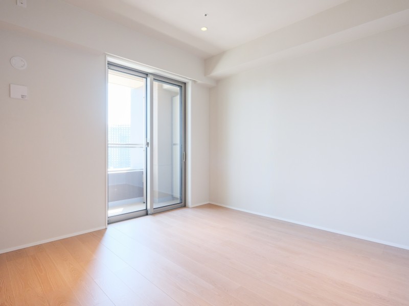 バルコニーに面した洋室1は約7.3帖の明るいお部屋です。ウォークインクローゼットが備わっていますので、居住スペースを広々とお使いいただけます。