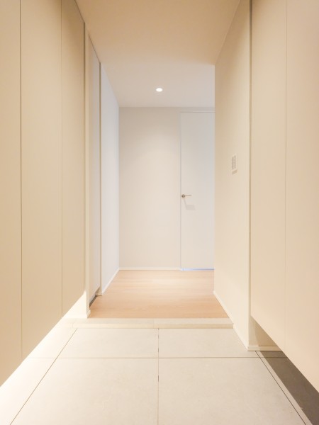 住まいの顔となる玄関はホワイト基調の気品溢れる空間です。大容量の収納付き、人感センサー照明を採用しています。