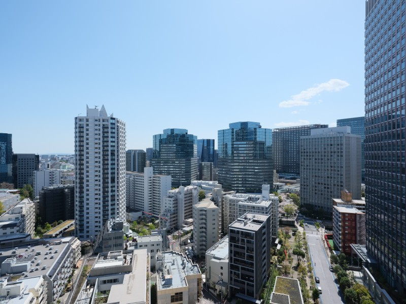 都会ならではのビル群が立ち並ぶ眺望です。開放感溢れる景色を一望しながら、思わずほっとひと息ついてしまうような眺めです。