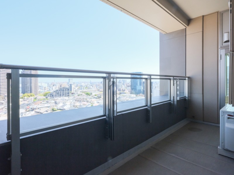 リビングからつながるバルコニーです。洗濯金物付きで洗濯物もしっかりと乾かせそうですね。