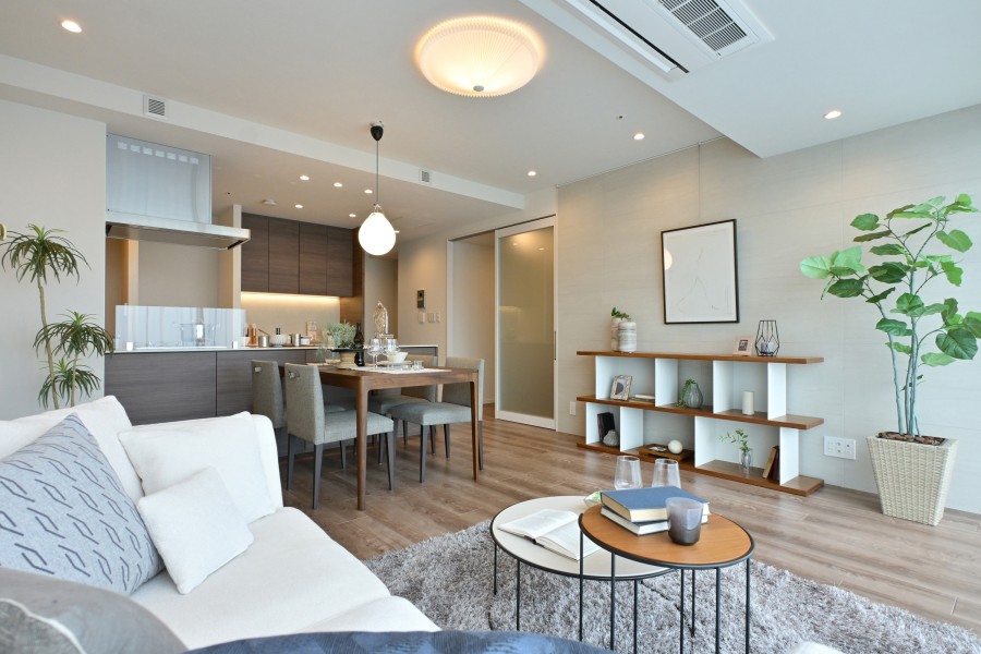 約17.5帖のゆとりあるLDKです。控えめな石の流れ目が美しいカレイドビアンコタイルをアクセントに。LD部分は床暖房が敷設され、愛するペットも一緒に、ご家族みなさんが一年中快適にお過ごしいただけます。