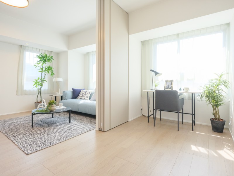 南向きの窓に面した明るい洋室2はテレワークや作業スペースにぴったりなお部屋です。心地よい光を感じながら、穏やかなひと時をお過ごしいただけます。