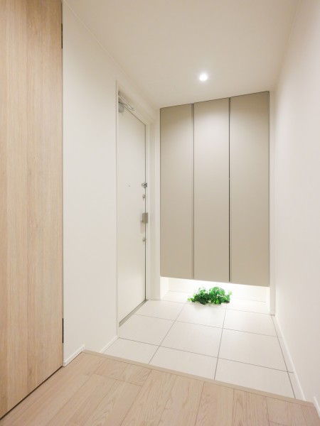 住まいの顔となる玄関には、リビエラのカレイドビアンコタイルを採用しています。控えめな石の流れ目、仄かに煌めく表面の柔らかな色と表情が、空間をエレガントに演出してくれます。