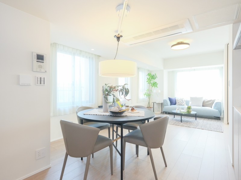 リュクスな暮らしが叶う上質感を感じる内装に仕上がりました。床暖房が敷設され、大切なペットも一緒に、ご家族みなさんが一年中快適にお過ごしいただけます。