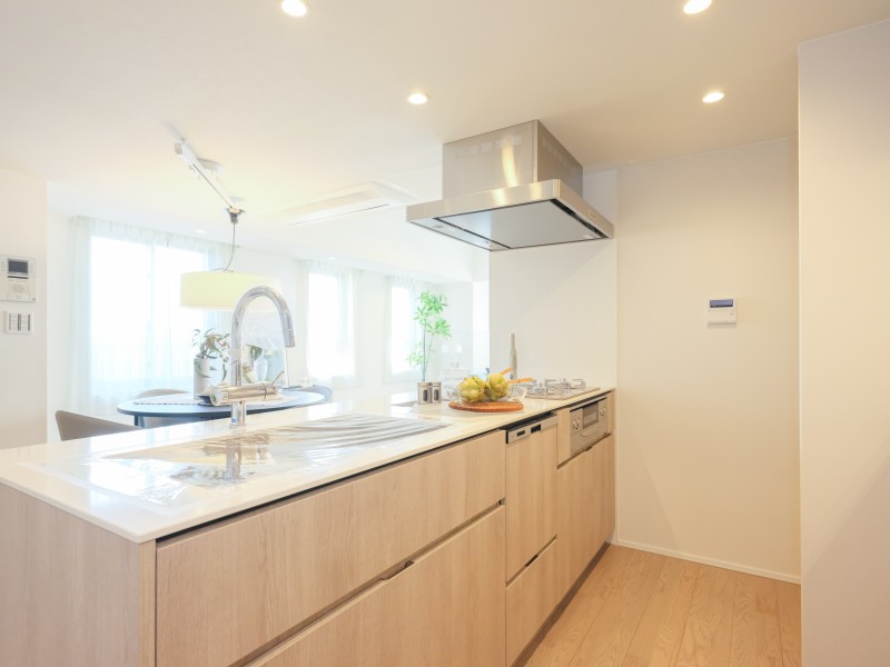 キッチンはシームレスなオープンタイプです。充実した機能を備えることで家事効率が高まり、生まれたゆとりが家族を包み込みます。