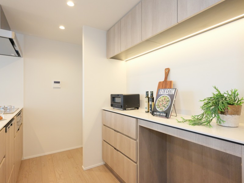 キッチン背面には収納豊富でカウンタースペースも広いカップボードが備わっています。間接照明がよりいっそう上質空間を創り出す気品溢れるキッチンです。