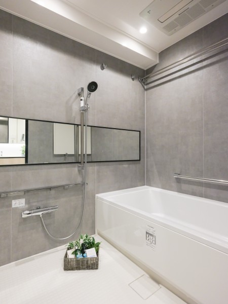 明るく広々としたバスルームには1620サイズのユニットバスを新規設置しました。1日の疲れがしっかりと癒されそうなくつろぎ空間です。