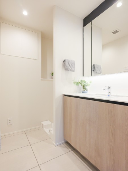 入浴後の豊かな時間を演出し、心からくつろげるプライベートな洗面空間です。ラグジュアリーな田中工藝製の洗面化粧台は使うたびに心に気品とゆとりを与えてくれます。