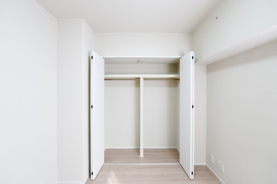 洋室３にはハンガーパイプに枕棚を設置した、クローゼットをそなえつけました。お気に入りのお洋服から小物まで整理しやすく、お部屋を広く有効活用して頂けます。
