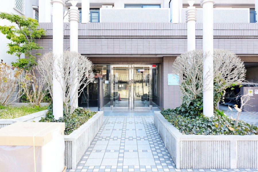 植栽やエントランス周辺も綺麗保たれており、管理体制も安心です。周辺には飲食店やJR伊丹駅まで足を伸ばすと、イオンモール伊丹があり、ショッピングや映画も楽しめます