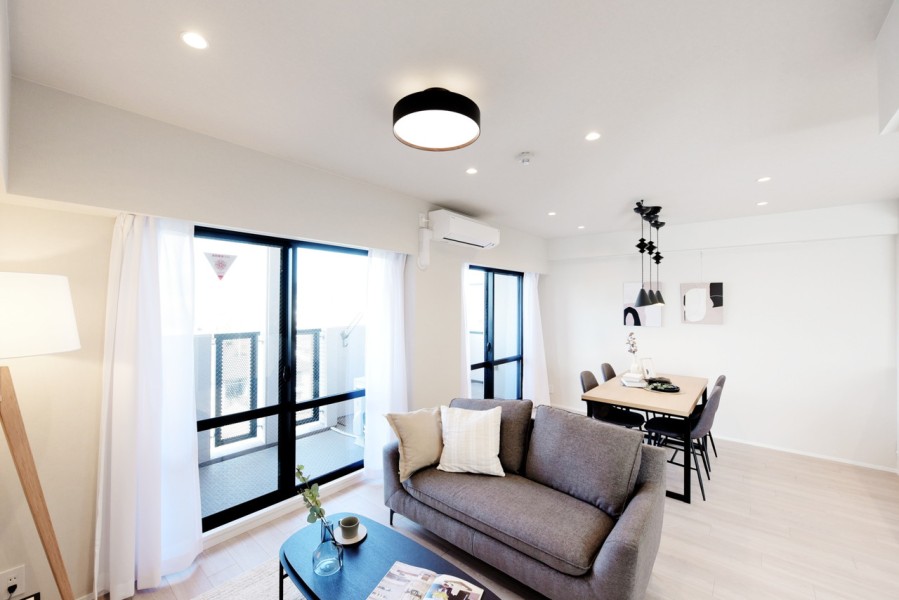 落ち着いた内装に仕上げましたので、どんなインテリアとも馴染みが良く、家具選びもお楽しみ頂けます。ピクチャーレールを備え付けましたので、壁を傷つけずにアートやグリーンを飾って頂けます。