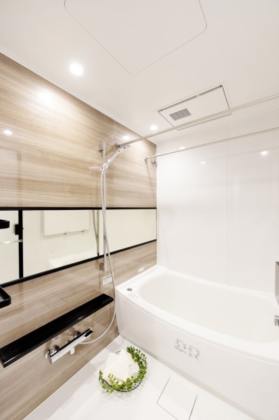 横長の鏡でより広がりを感じるバスルームです。浴室暖房乾燥機を完備していますので、花粉シーズン、梅雨時の衣類の乾燥や、冬場の暖房運転など一年中快適にご使用頂けます。