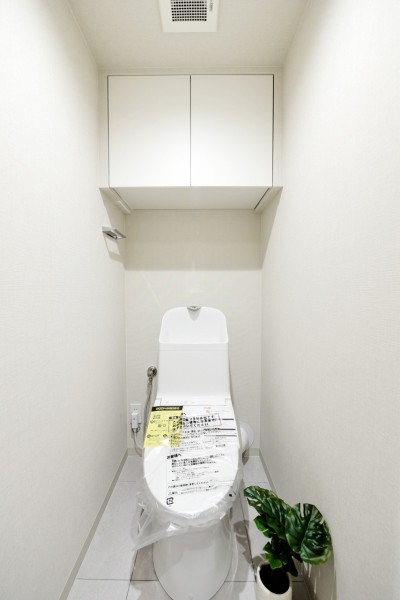 TOTO製ウォシュレット一体型のトイレ新規交換済みです。汚れのつきにくい素材やお掃除しやすい機能を搭載していますので、いつも清潔に保つことができます。吊戸棚を設置しましたので、収納に便利です。