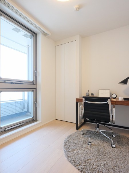 約5.0帖の洋室2です。テレワークや読書など落ち着いた時間を過ごすのにもぴったりなお部屋です