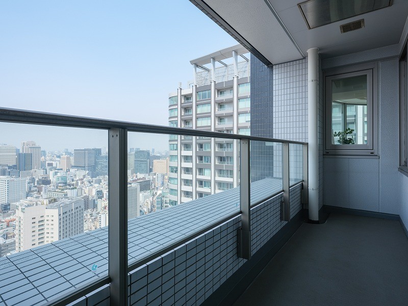 見事なまでに開放感が溢れるバルコニーです。めいっぱいの光を採り込むリフレッシュ空間です