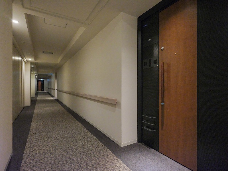 高級感溢れるホテルライクな共用廊下です。厳重なセキュリティで管理されているため、マンション内も安心してお使いいただけます