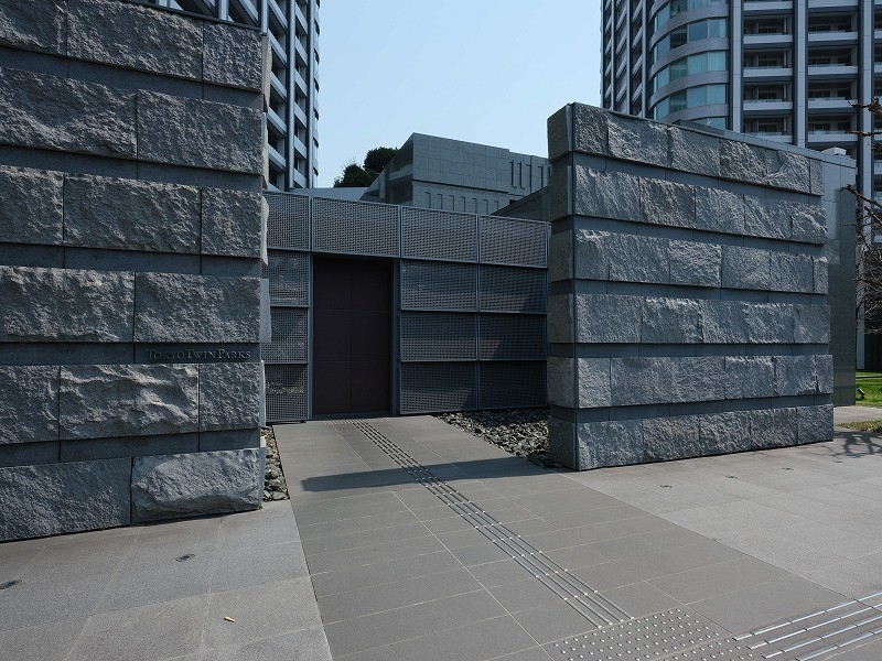 ゲストを魅了する豪華なエントランスです。石造りの門扉からは重厚感が漂い、他のマンションとは一線を画す雰囲気です