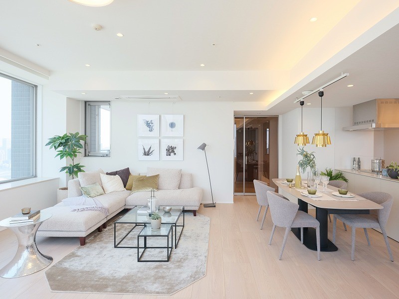 リビングダイニングには床暖房を敷設しています。時代や流行を問わず長く着られる衣服のように、ご家族皆さんが快適にお過ごしいただける住まいです