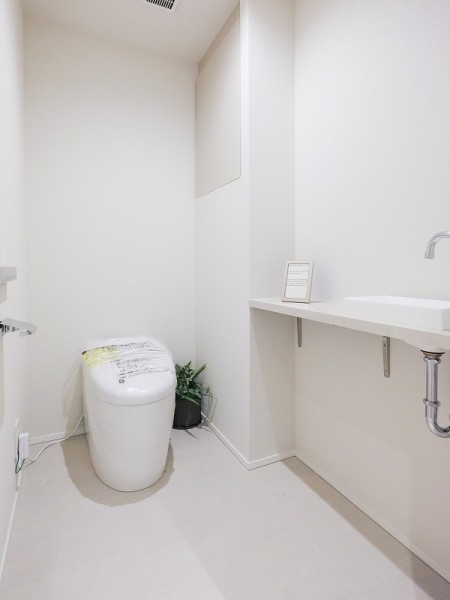 レストルームにはスマートなタンクレストイレ、手洗い場を備え付けました。毎日使う場所だからこそ、清潔感と使いやすさを考慮した空間です