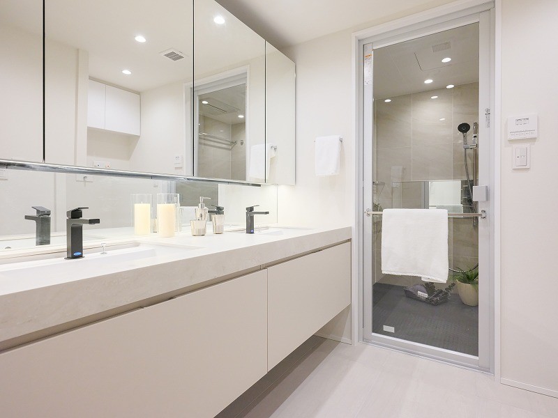 洗面台も田中工藝製のこだわりの仕様です。ダブルボウルの大きな洗面台は大きな鏡で身だしなみも整えやすく、朝の慌ただしい時間帯も快適です