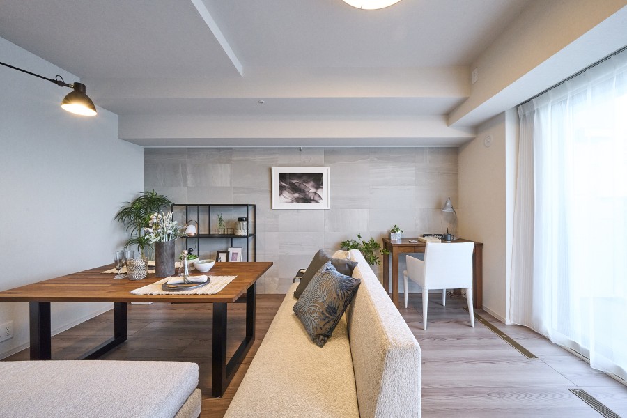 心安らぐひとときを紡ぐ居住空間です。リビングにはモダンな雰囲気を演出するグレーのタイルを採用しました。ピクチャーレールを設置したので、壁を傷つける心配なくアートなどを飾れます。