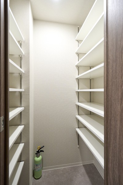 玄関にはシューズインクローゼットを備え付けました。ご家族みなさんの靴やレイングッズなど、たっぷり収納いただけます。