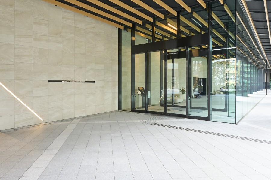 ガラス張りで開放的なエントランスが、心地の良い安らぎに満ちた暮らしへ誘います。時代に左右されず、将来にわたって価値が継続する「上質」な佇まいです。