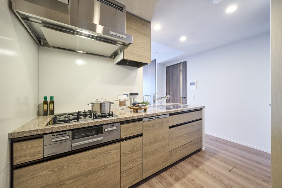 収納豊富な壁付けキッチンと、開放感が魅力のオープンキッチンのいいとこどりなお料理に集中できるシステムキッチンです。家事時短に便利な食洗器を搭載しています。