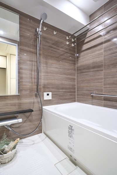 1日の疲れをしっかりと癒す広々バスルームです。ゆったりとしたバスタブで毎日のお風呂時間を心ゆくまでお楽しみいただけます。