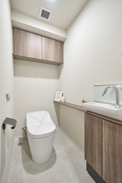 洗練されたお部屋にぴったりなデザイン性の高いレストルームです。毎日使う場所だからこそ、清潔感と使いやすさを考慮した空間です