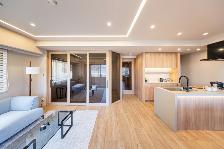 ユナイテッドアローズ社が監修したリノベーションを施したお部屋です。上質で美しい木目調が魅力の居住空間です。