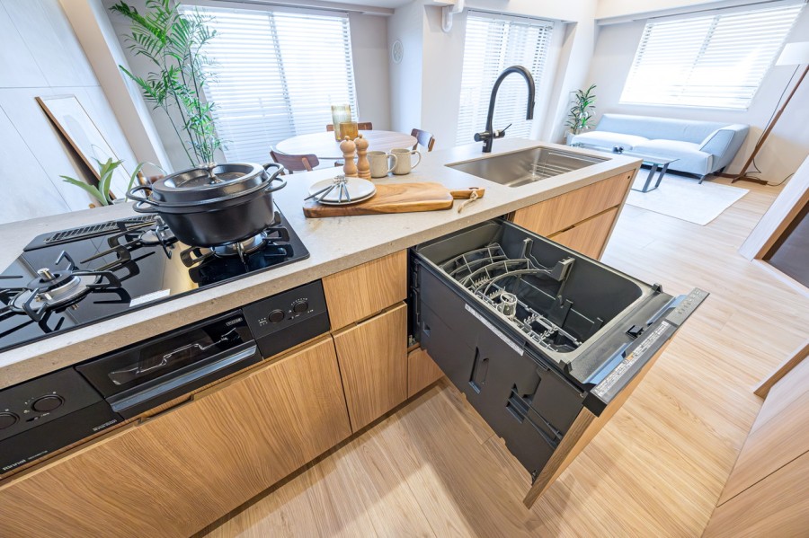 ◆食器洗浄乾燥機◆家事の時間を短縮できる優れもの。さらに節水・節約を同時に行うことができるので、大変人気があり重宝します。