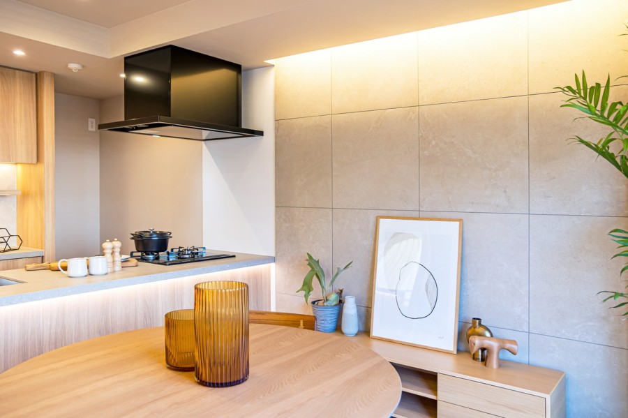 壁には厳選した4種の天然石をベースに、色調と美観のバランスを追求した​「ピュアストーン」の石調タイルを採用しました。主張しすぎない柔らかな色と​表情が、空間をエレガントに演出してくれます。