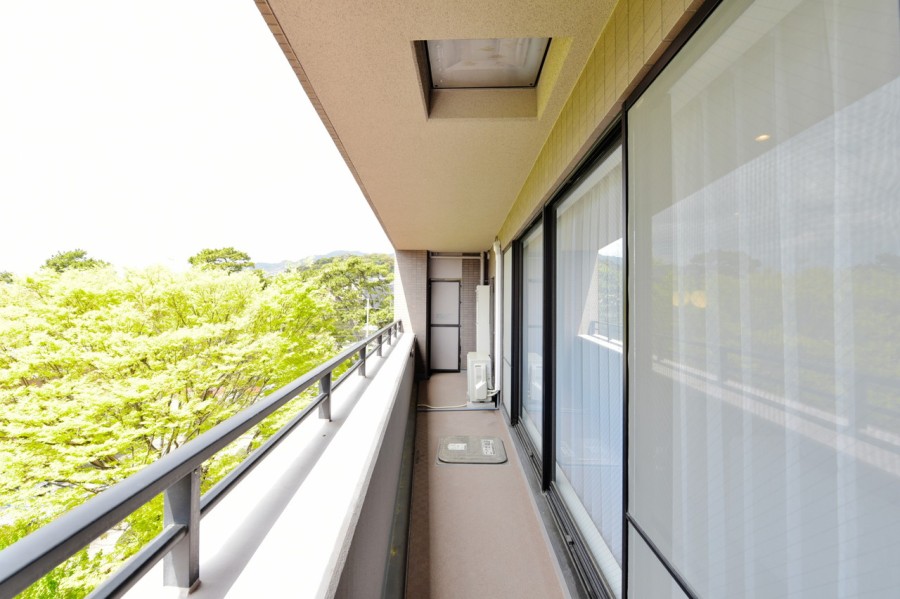 南西向きの広々としたバルコニーがお部屋の中に優しい光と風を運んでくれます。全ての居室に窓があり、陽当たり・眺望良好で、開放感あふれる三方角住戸です。