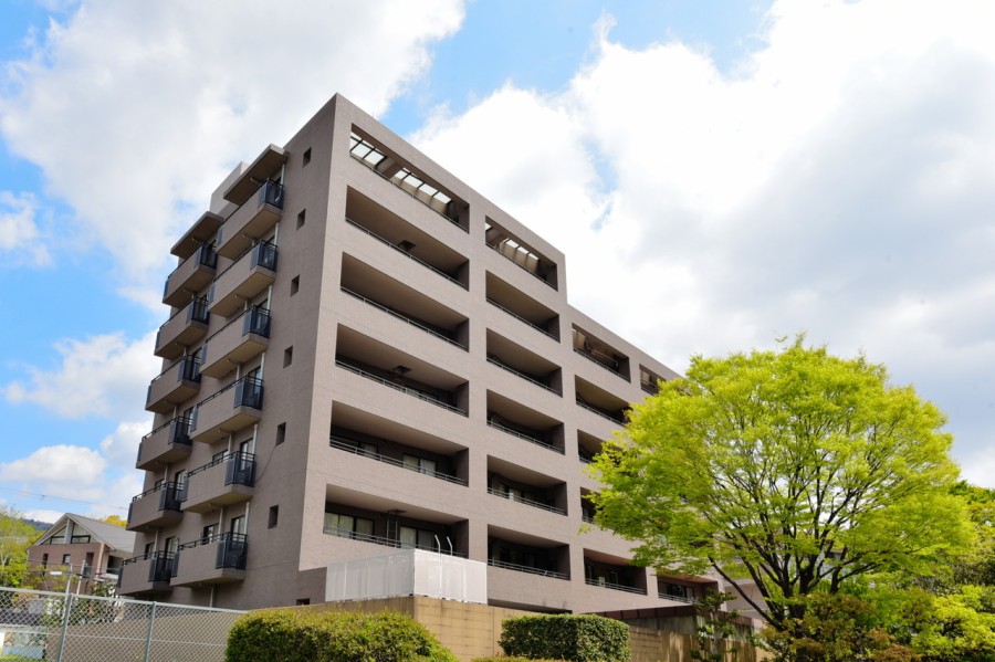 阪急神戸線御影駅から4分の便利な立地です。三井不動産旧分譲、平成10年建築のマンションです。全戸南向きで陽当りに恵まれたマンションです。総戸数19戸に対してエレベーターが二基配置されています。