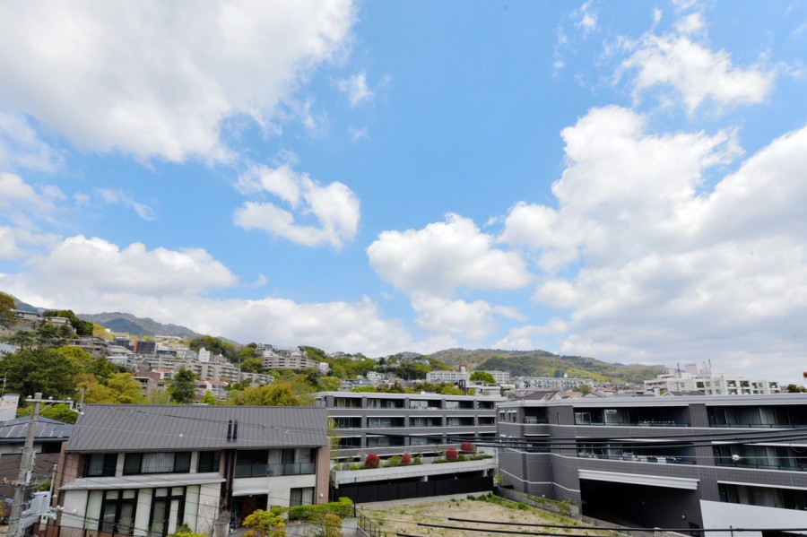南西・南東・北東の三方角住戸で陽当り・眺望良好です。六甲山麓の山々の自然と大きな空の変化を感じながらゆったりとした暮らしが叶います（洋室2北側の眺望です）。