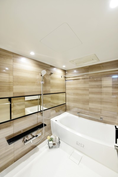 浴室は1620サイズのゆとりある広さでお仕事の疲れを癒して頂けます。浴室暖房乾燥機完備で、花粉や梅雨のシーズンの衣類の乾燥や真冬の暖房運転など一年中快適にご使用頂けます。