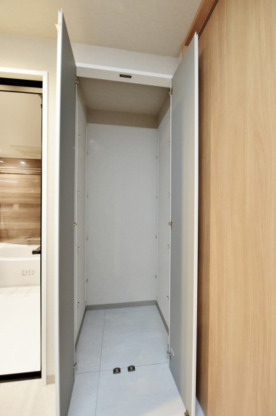 洗面室には大容量の収納を設けています。リネン類や買い置きの洗剤なども見えないように収納でき、いつもすっきりとした空間を保てます。