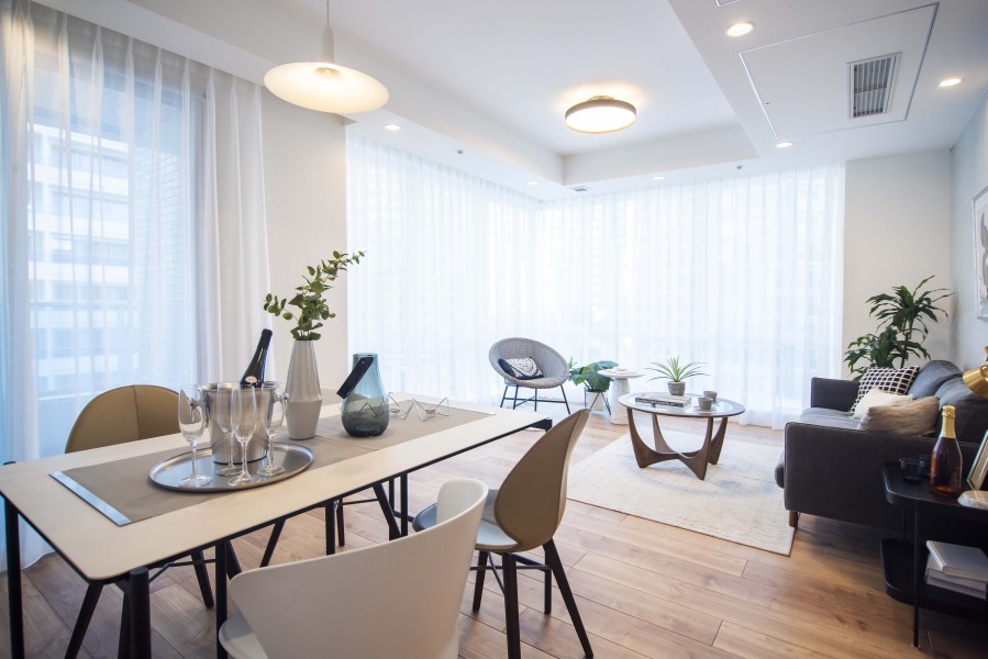 贅沢な広さのリビングダイニングキッチンではじまる余裕のある暮らし。リビングには床暖房を敷設したので、寒い季節もあたたかくお過ごしいただけます。