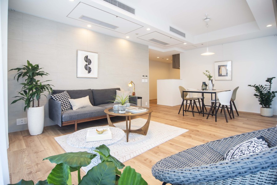 リュクスな暮らしが叶うリビングは木の温もりと上質感を味わえるお部屋です