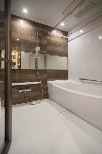木目調のパネルがくつろぎと高級感を醸し出します。浴室をより広く見せる効果がある横長ミラーを採用。くつろぎのリラクゼーションタイムを心行くまでお楽しみいただけます。
