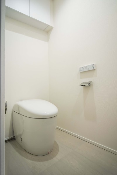 レストルームには洗練されたお部屋にぴったりなスタイリッシュなタンクレストイレが設置されています。毎日使う場所だからこそ、清潔感と使いやすさを考慮した空間です。