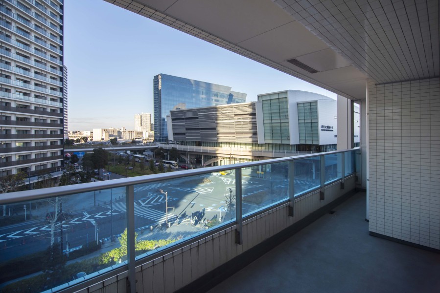 ゆったりとしたバルコニーは暮らしの中で大切な光と風を演出してくれる居心地の良い空間です。