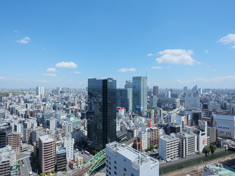 都心を一望する圧巻の眺望が日常を彩ります。上質な空間で特別なひとときをお過ごしいただけます。