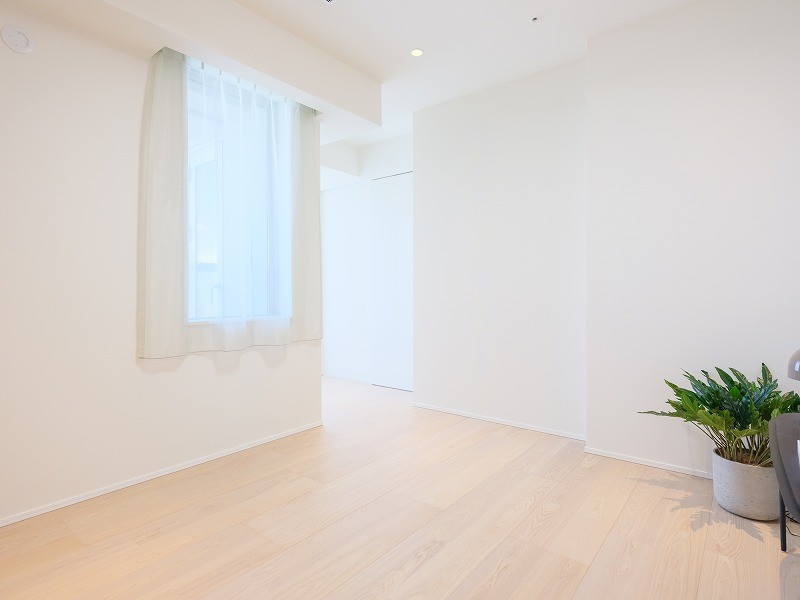 約8.1帖のゆとりある洋室1には、ウォークインクローゼットを備え、収納力も充実。ナチュラルな色合いが心地よい寛ぎを演出します。