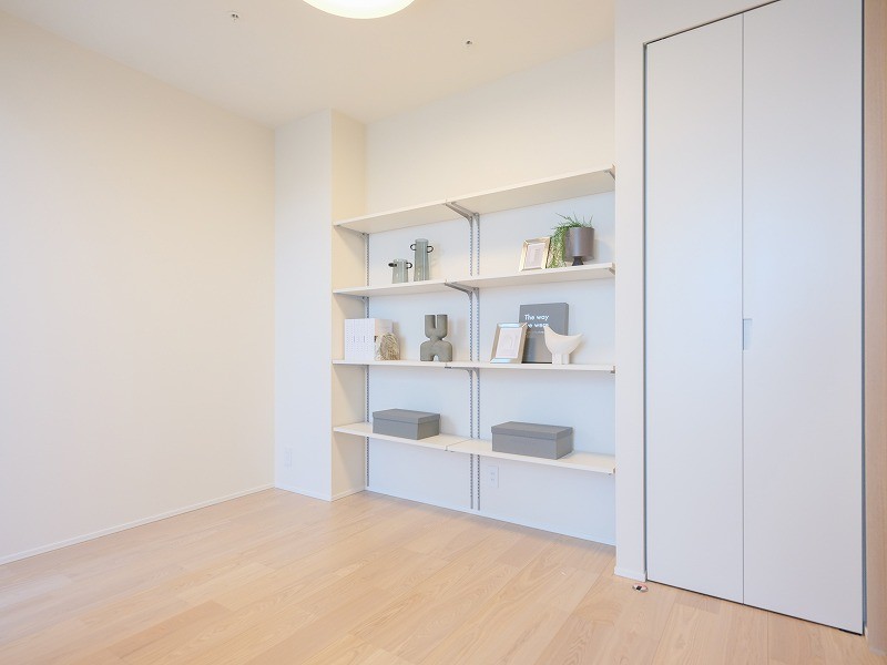 約5.9帖の洋室2は東南向きで、朝の光が気持ちよく差し込みます。使い勝手の良い可動棚も魅力です。