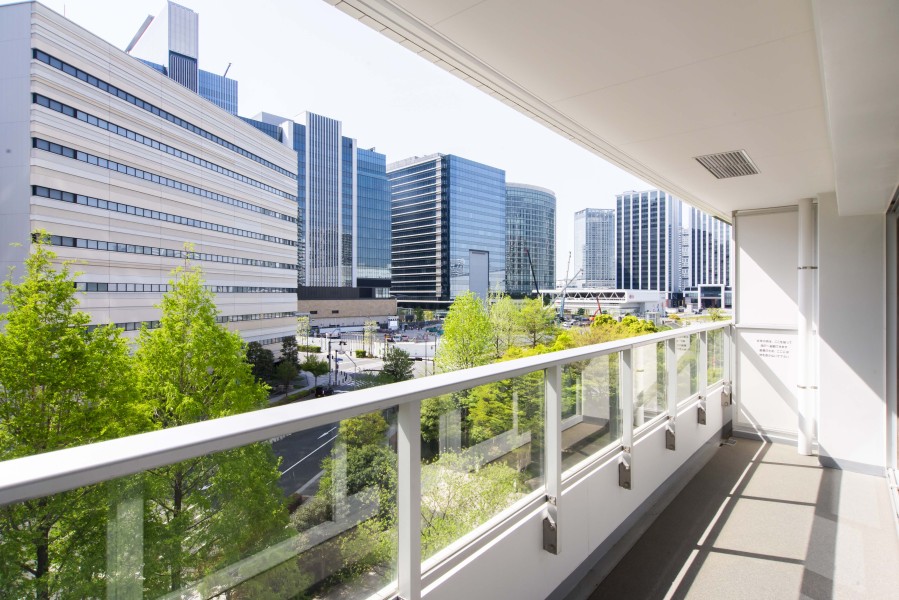 ゆったりとしたバルコニーは暮らしの中で大切な光と風を演出してくれる居心地の良い空間です。