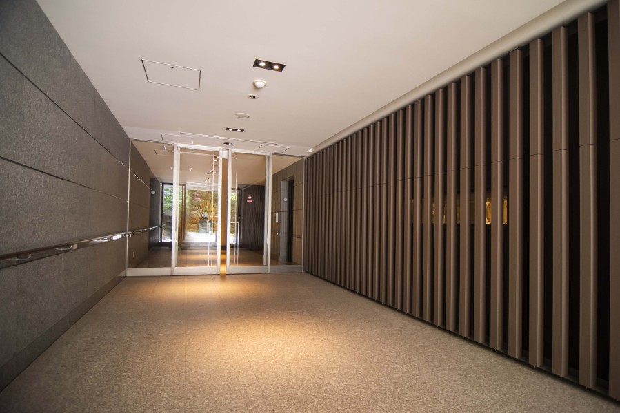 スタイリッシュに加え質感があり機能的でもあるエントランスは邸宅へ導くアプローチが気分を高めてくれます。オートロック付きなのでセキュリティ面も安心です。