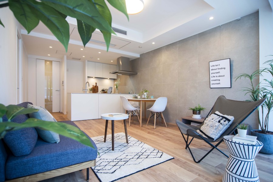 心がほっとする陽光が注がれるリビングダイニングは、開放感と安らぎを享受したのびやかな住空間です。お食事中も明るい日差しを感じながら過ごせそうです。