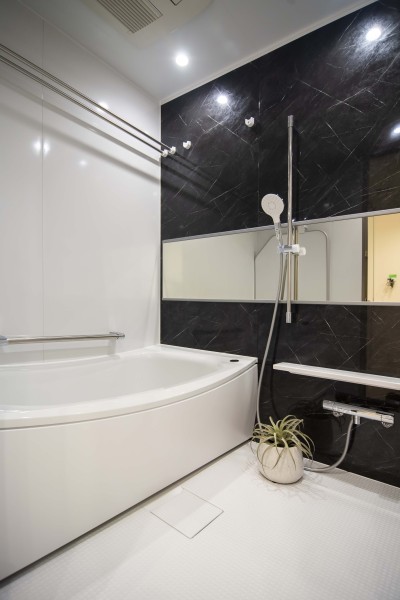 木目調のパネルがくつろぎと高級感を醸し出します。浴室をより広く見せる効果がある横長ミラーを採用。くつろぎのリラクゼーションタイムを心行くまでお楽しみいただけます。